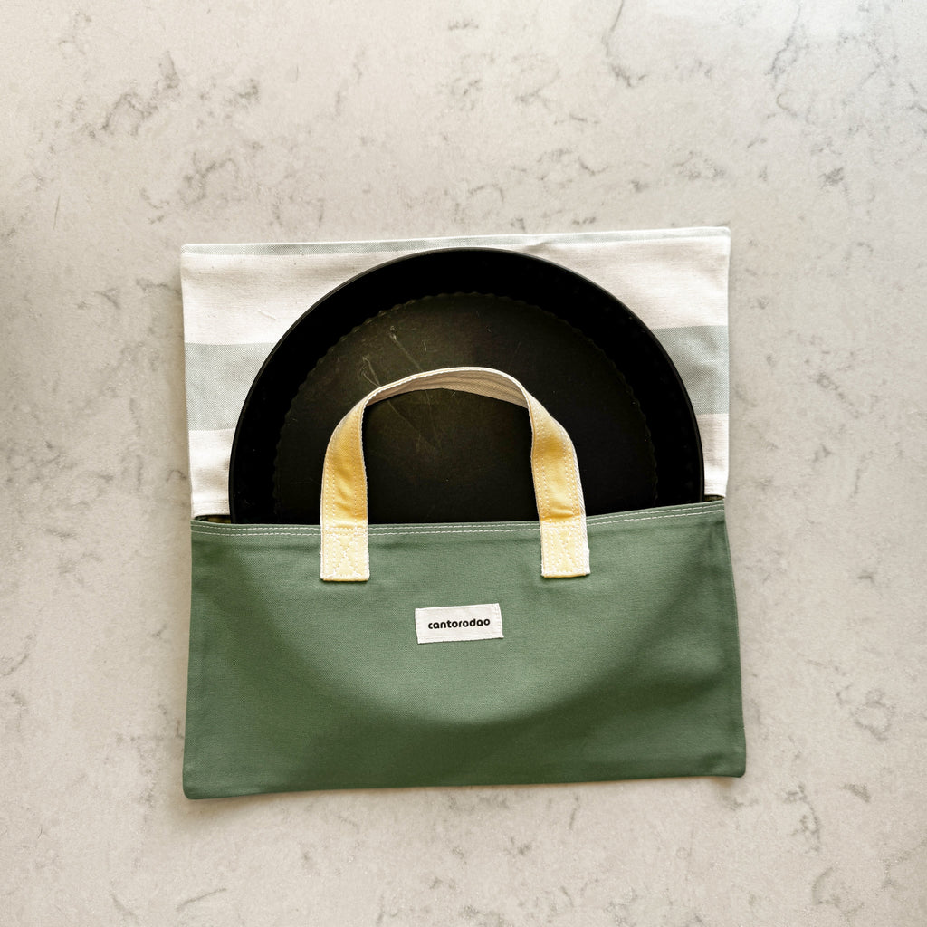Porta tartas artesanal hecho a mano lona verde salvia rayas asas mostaza, Tomillo Limón Cantorodao

