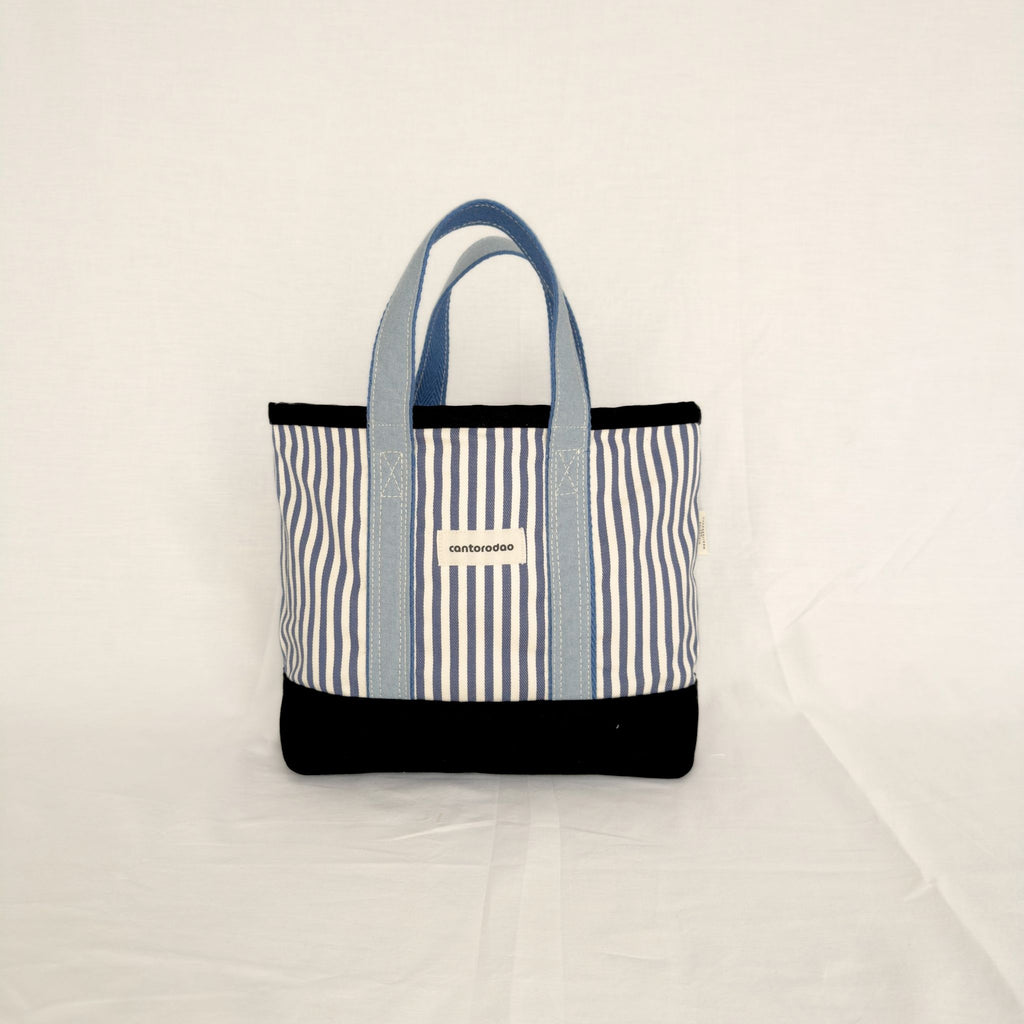 Capazo mini artesanal de rayas marino y blanco con asas azul grisáceo, hecho a mano en Barcelona – Cantorodao