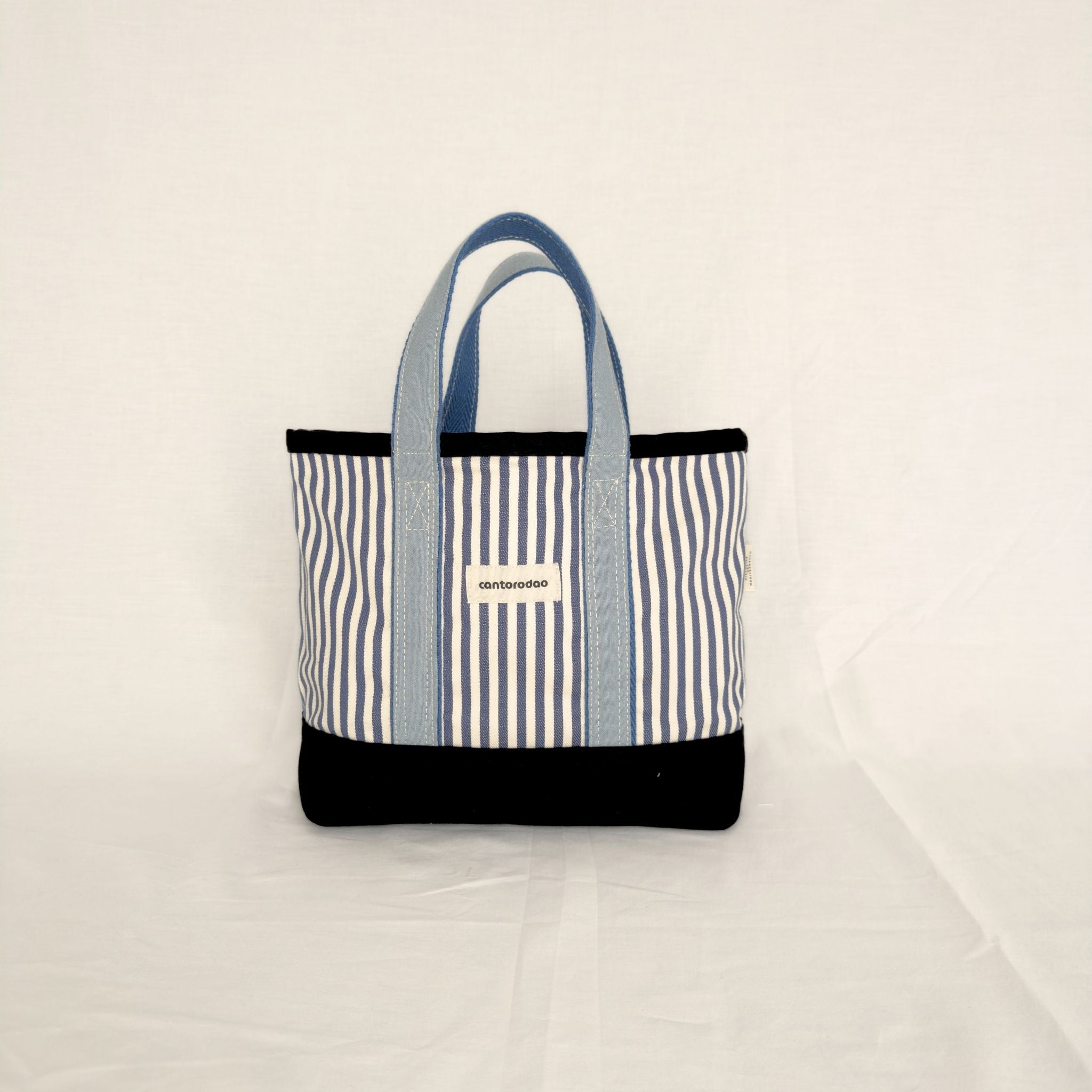 Capazo mini artesanal de rayas marino y blanco con asas azul grisáceo, hecho a mano en Barcelona – Cantorodao